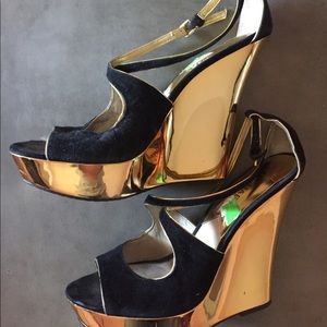 MICHAEL MICHAEL KORS Gold &Black Wedges